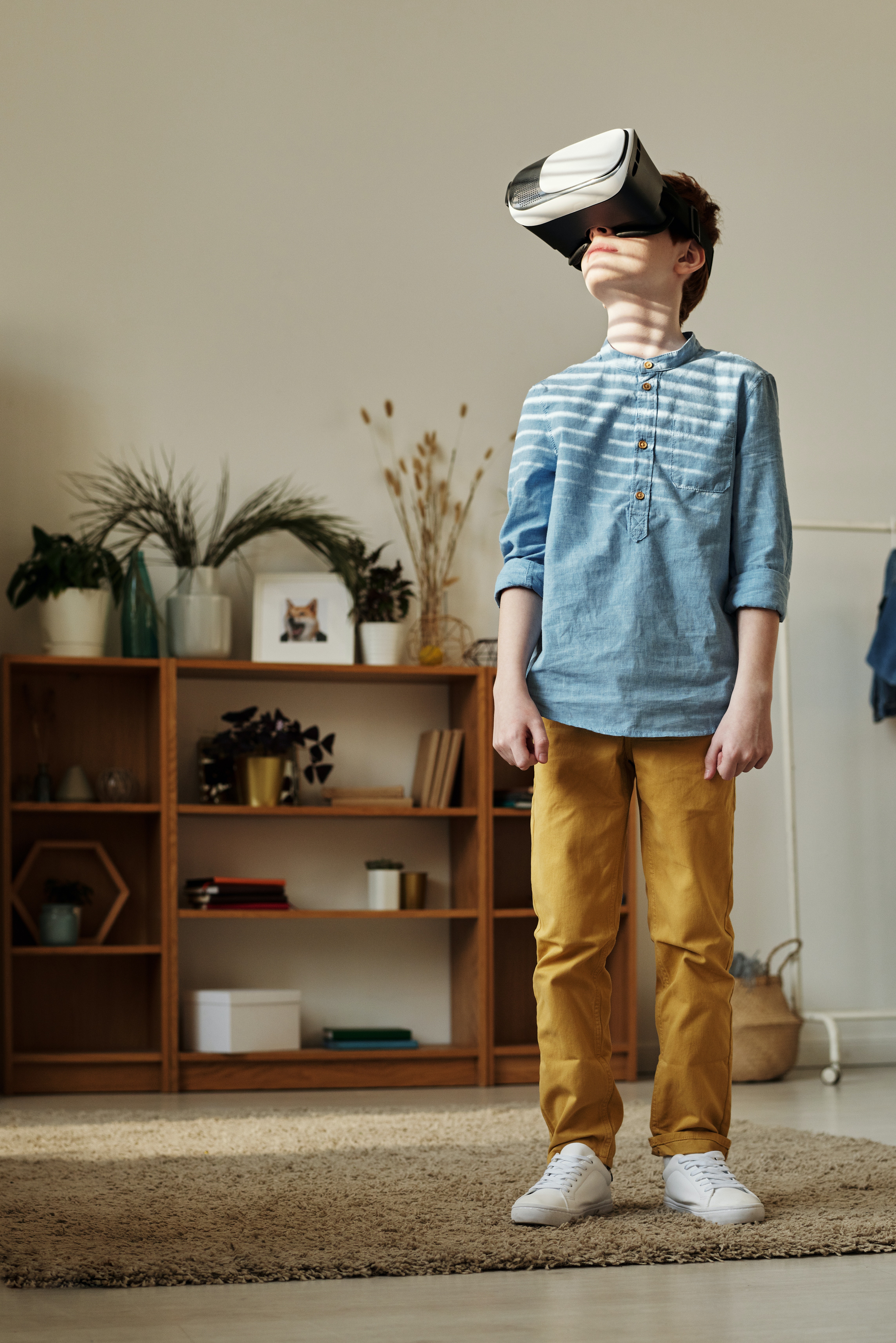 Jeune garçon avec un casque de réalité virtuelle